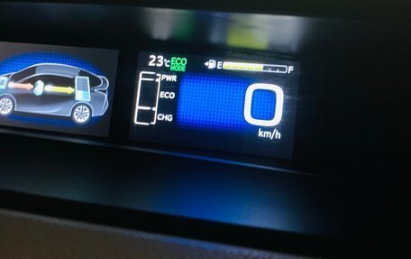 Toyota Prius IV XW50, 2016 год, 2 080 000 рублей, 11 фотография