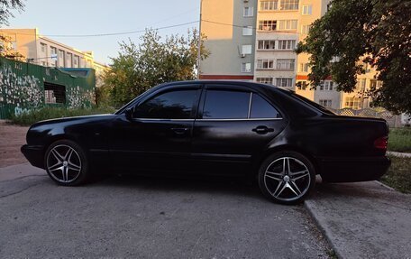 Mercedes-Benz E-Класс, 1996 год, 600 000 рублей, 13 фотография