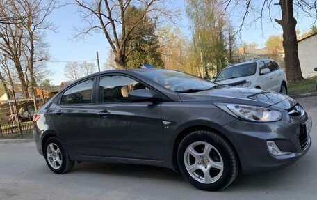 Hyundai Solaris II рестайлинг, 2013 год, 900 000 рублей, 1 фотография