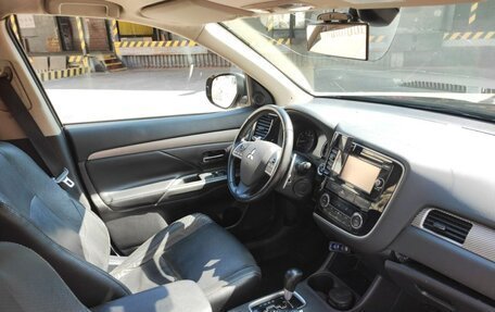 Mitsubishi Outlander III рестайлинг 3, 2013 год, 1 300 000 рублей, 10 фотография