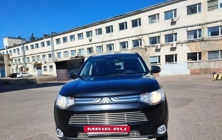 Mitsubishi Outlander III рестайлинг 3, 2013 год, 1 300 000 рублей, 2 фотография