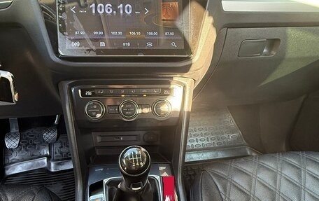 Volkswagen Tiguan II, 2018 год, 2 400 000 рублей, 4 фотография