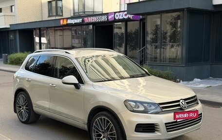 Volkswagen Touareg III, 2011 год, 1 590 000 рублей, 2 фотография