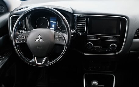 Mitsubishi Outlander III рестайлинг 3, 2018 год, 1 799 000 рублей, 13 фотография