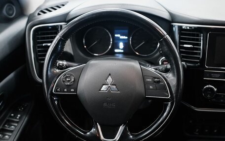 Mitsubishi Outlander III рестайлинг 3, 2018 год, 1 799 000 рублей, 12 фотография