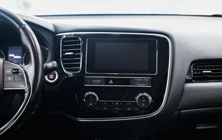 Mitsubishi Outlander III рестайлинг 3, 2018 год, 1 799 000 рублей, 14 фотография