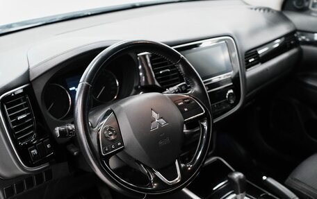 Mitsubishi Outlander III рестайлинг 3, 2018 год, 1 799 000 рублей, 11 фотография