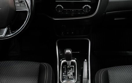 Mitsubishi Outlander III рестайлинг 3, 2018 год, 1 799 000 рублей, 15 фотография