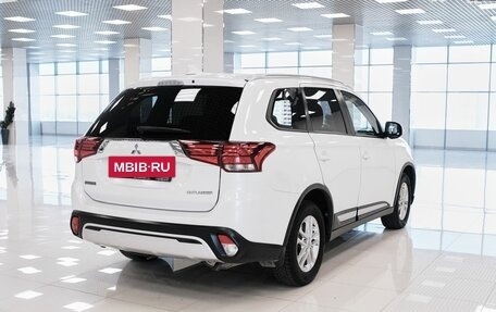 Mitsubishi Outlander III рестайлинг 3, 2018 год, 1 799 000 рублей, 2 фотография