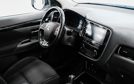 Mitsubishi Outlander III рестайлинг 3, 2018 год, 1 799 000 рублей, 16 фотография