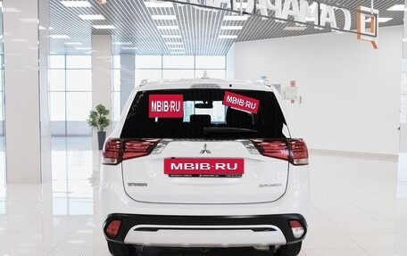 Mitsubishi Outlander III рестайлинг 3, 2018 год, 1 799 000 рублей, 9 фотография
