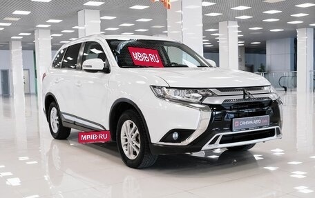 Mitsubishi Outlander III рестайлинг 3, 2018 год, 1 799 000 рублей, 3 фотография