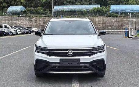 Volkswagen Tiguan II, 2025 год, 2 280 000 рублей, 2 фотография