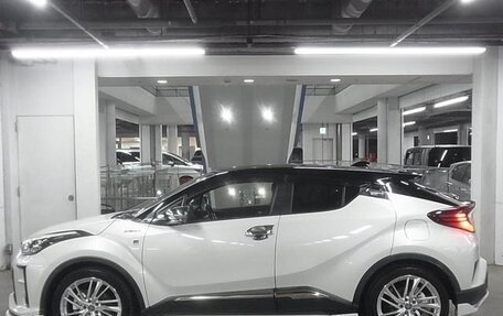 Toyota C-HR I рестайлинг, 2022 год, 2 000 000 рублей, 4 фотография
