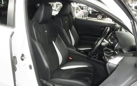 Toyota C-HR I рестайлинг, 2022 год, 2 000 000 рублей, 18 фотография