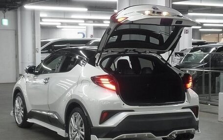 Toyota C-HR I рестайлинг, 2022 год, 2 000 000 рублей, 25 фотография