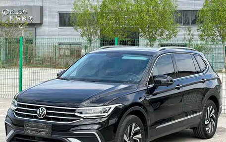 Volkswagen Tiguan II, 2022 год, 2 370 000 рублей, 3 фотография