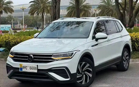 Volkswagen Tiguan II, 2021 год, 1 880 000 рублей, 3 фотография