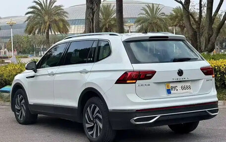 Volkswagen Tiguan II, 2021 год, 1 880 000 рублей, 6 фотография