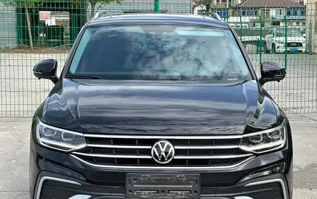 Volkswagen Tiguan II, 2022 год, 2 370 000 рублей, 2 фотография