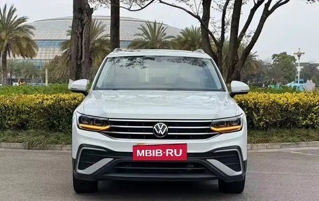 Volkswagen Tiguan II, 2021 год, 1 880 000 рублей, 2 фотография
