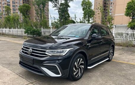 Volkswagen Tiguan II, 2023 год, 2 450 000 рублей, 3 фотография
