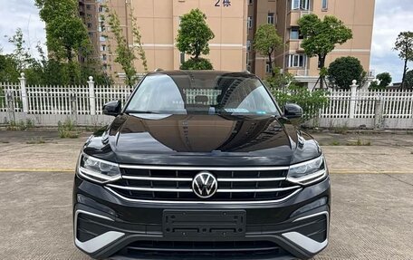 Volkswagen Tiguan II, 2023 год, 2 450 000 рублей, 2 фотография