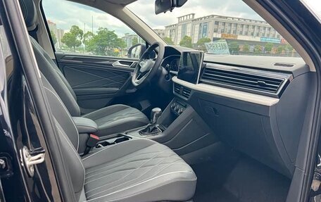 Volkswagen Tiguan II, 2023 год, 2 450 000 рублей, 8 фотография