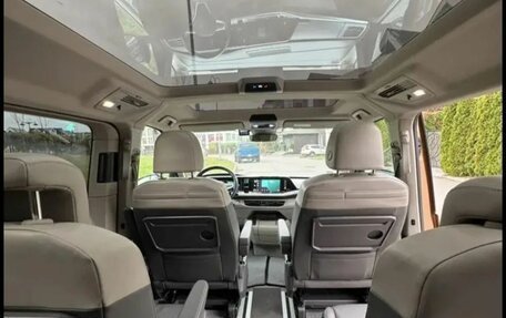 Volkswagen Multivan, 2022 год, 6 450 000 рублей, 12 фотография