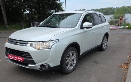 Mitsubishi Outlander III рестайлинг 3, 2014 год, 1 590 000 рублей, 1 фотография