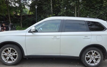 Mitsubishi Outlander III рестайлинг 3, 2014 год, 1 590 000 рублей, 2 фотография