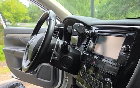 Mitsubishi Outlander III рестайлинг 3, 2014 год, 1 590 000 рублей, 11 фотография
