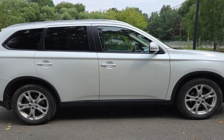 Mitsubishi Outlander III рестайлинг 3, 2014 год, 1 590 000 рублей, 4 фотография