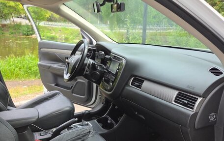 Mitsubishi Outlander III рестайлинг 3, 2014 год, 1 590 000 рублей, 12 фотография