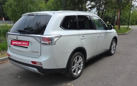 Mitsubishi Outlander III рестайлинг 3, 2014 год, 1 590 000 рублей, 5 фотография