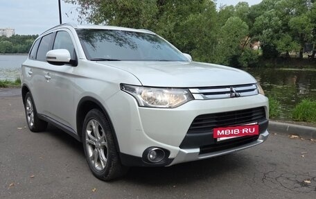 Mitsubishi Outlander III рестайлинг 3, 2014 год, 1 590 000 рублей, 10 фотография