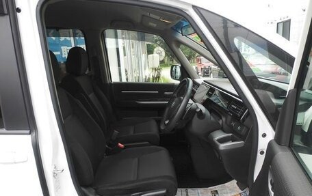 Honda Stepwgn IV, 2021 год, 2 150 000 рублей, 14 фотография