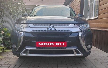 Mitsubishi Outlander III рестайлинг 3, 2020 год, 2 120 000 рублей, 16 фотография