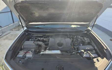Toyota Land Cruiser Prado 150 рестайлинг 2, 2018 год, 4 750 000 рублей, 21 фотография