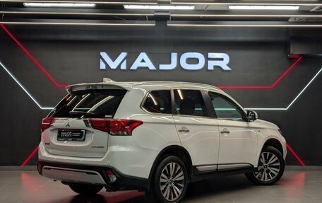 Mitsubishi Outlander III рестайлинг 3, 2018 год, 2 750 000 рублей, 2 фотография