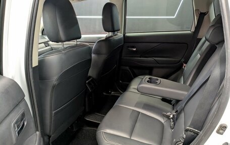 Mitsubishi Outlander III рестайлинг 3, 2018 год, 2 750 000 рублей, 6 фотография