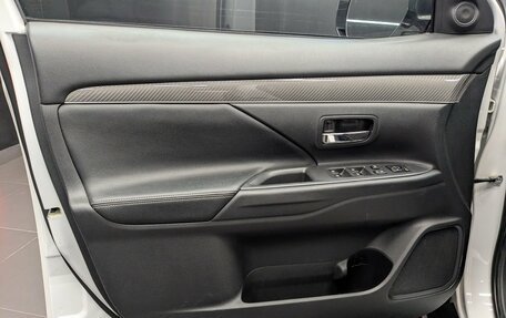 Mitsubishi Outlander III рестайлинг 3, 2018 год, 2 750 000 рублей, 11 фотография