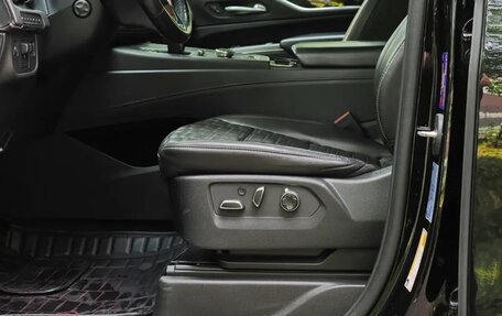 Cadillac Escalade V, 2022 год, 15 000 000 рублей, 18 фотография