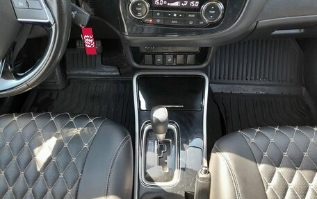 Mitsubishi Outlander III рестайлинг 3, 2018 год, 1 849 000 рублей, 13 фотография