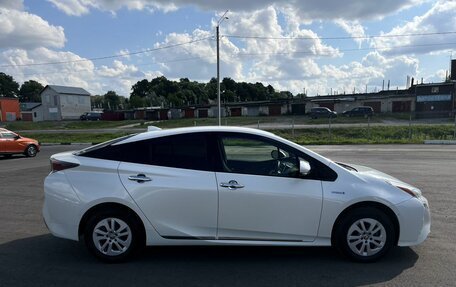 Toyota Prius IV XW50, 2016 год, 1 500 000 рублей, 4 фотография