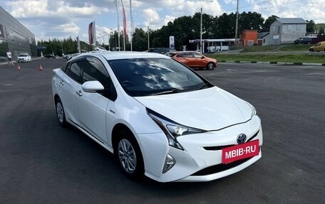 Toyota Prius IV XW50, 2016 год, 1 500 000 рублей, 3 фотография