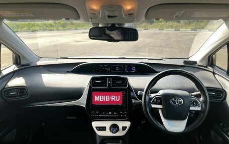 Toyota Prius IV XW50, 2016 год, 1 500 000 рублей, 10 фотография