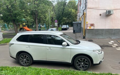 Mitsubishi Outlander III рестайлинг 3, 2014 год, 1 300 000 рублей, 3 фотография