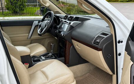 Toyota Land Cruiser Prado 150 рестайлинг 2, 2016 год, 4 000 000 рублей, 12 фотография