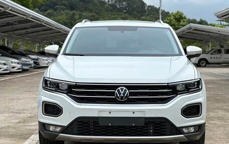 Volkswagen T-Roc I, 2023 год, 1 570 000 рублей, 2 фотография